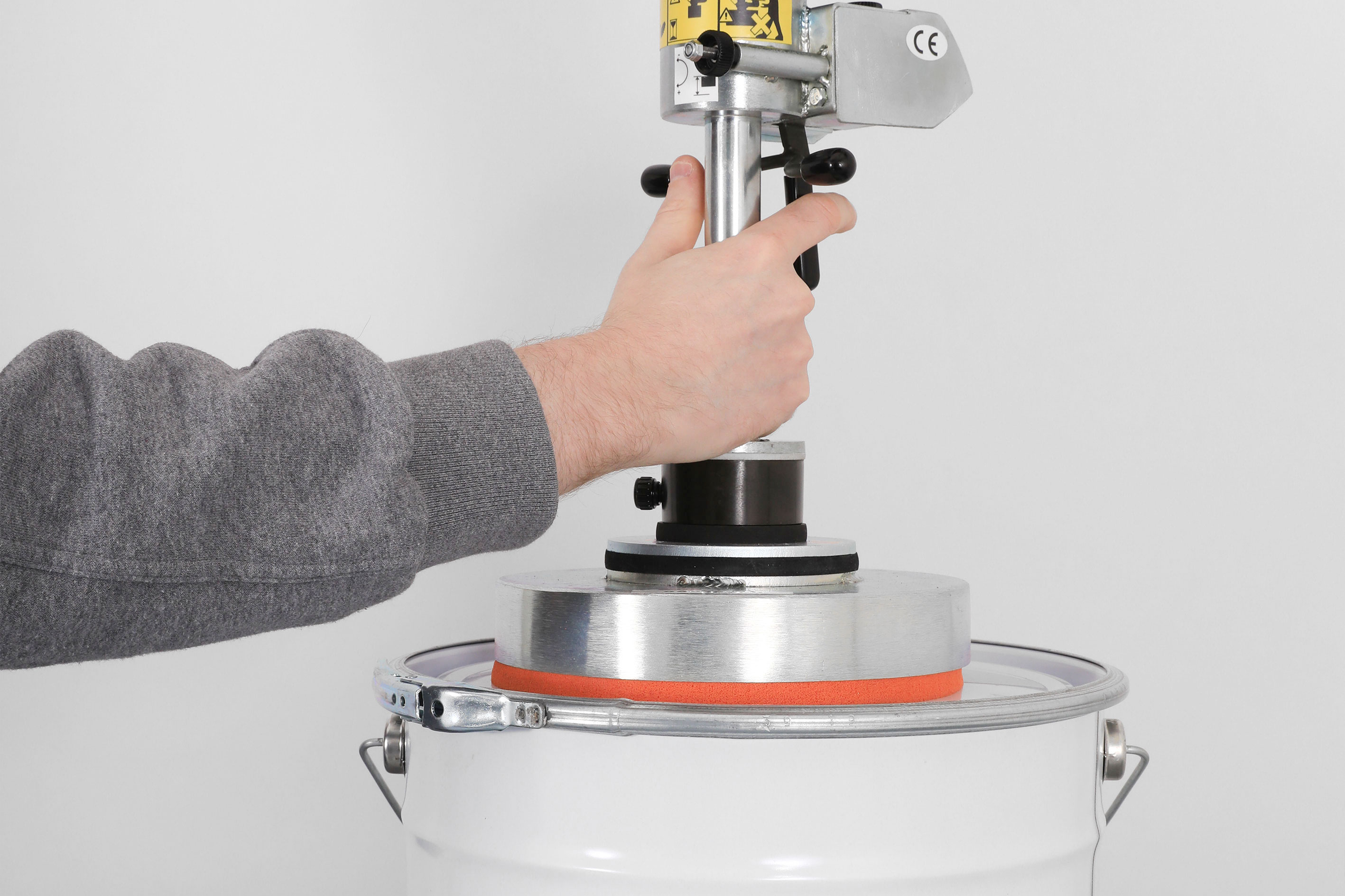 Eimerheber, Eimer heben mit Vakuumheber, SMI Handling Systeme GmbH