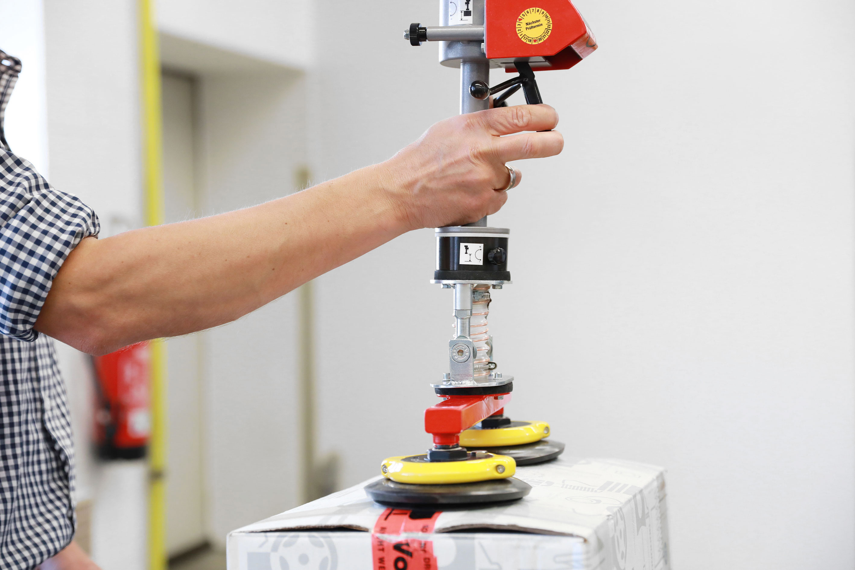 Kartonsheber, Kartons heben mit Vakuumheber, SMI Handling Systeme GmbH