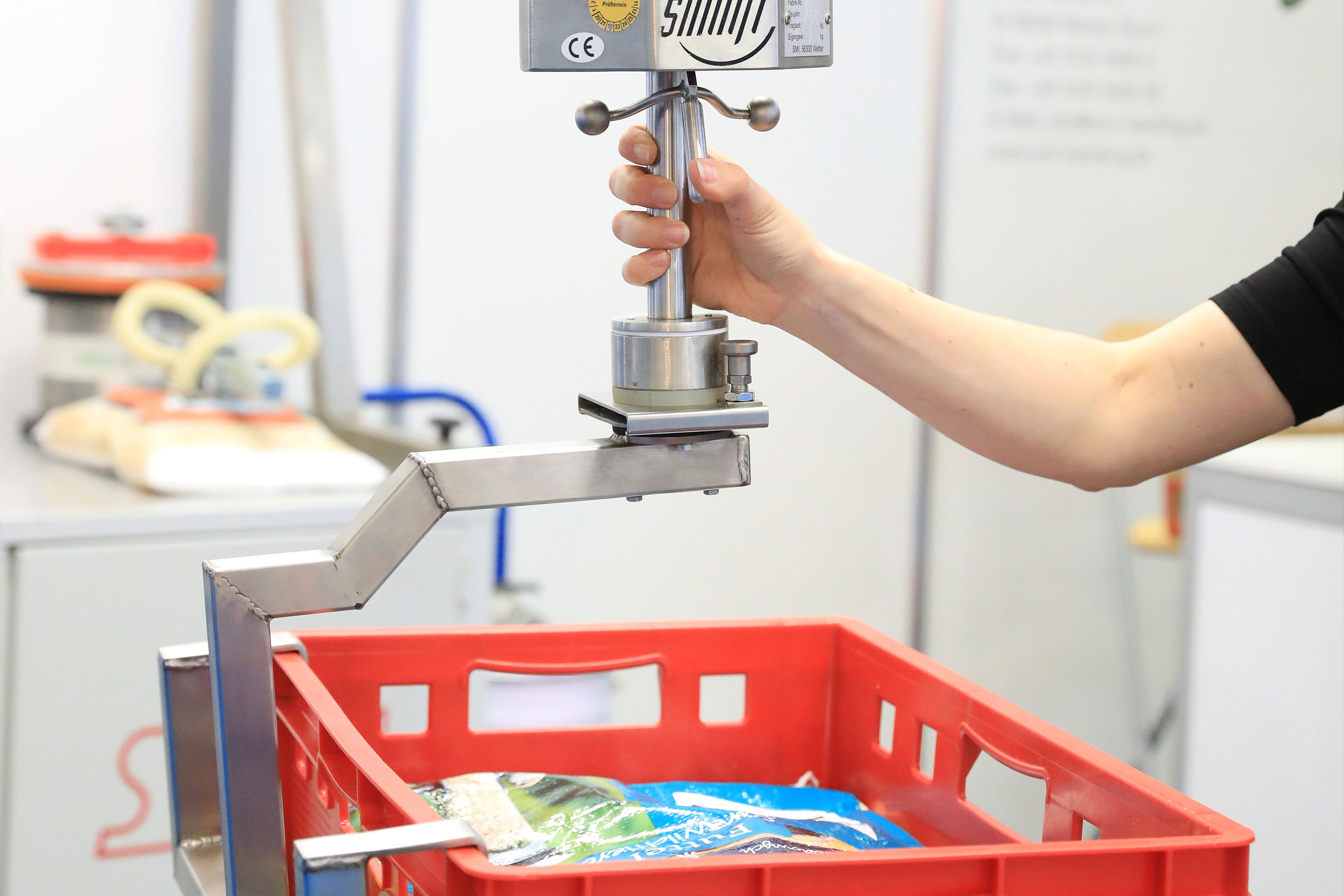 KLT Heber, KLT heben mit Vakuumheber, SMI Handling Systeme GmbH