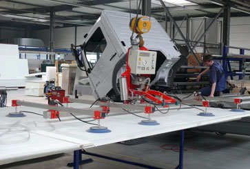 Lasttraverse 03/8 mit Schwenkantrieb für Fahrzeugaufbauten